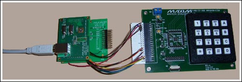 图2. 系统图片,使用一个3M内部连接器来连接MINIQUSB+和MAX1234评估板。